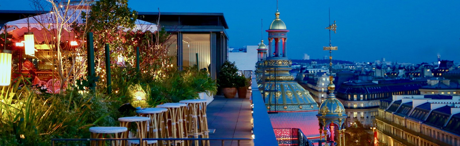 Paris l'heure bleue depuis la terrasse d'un grand magasin