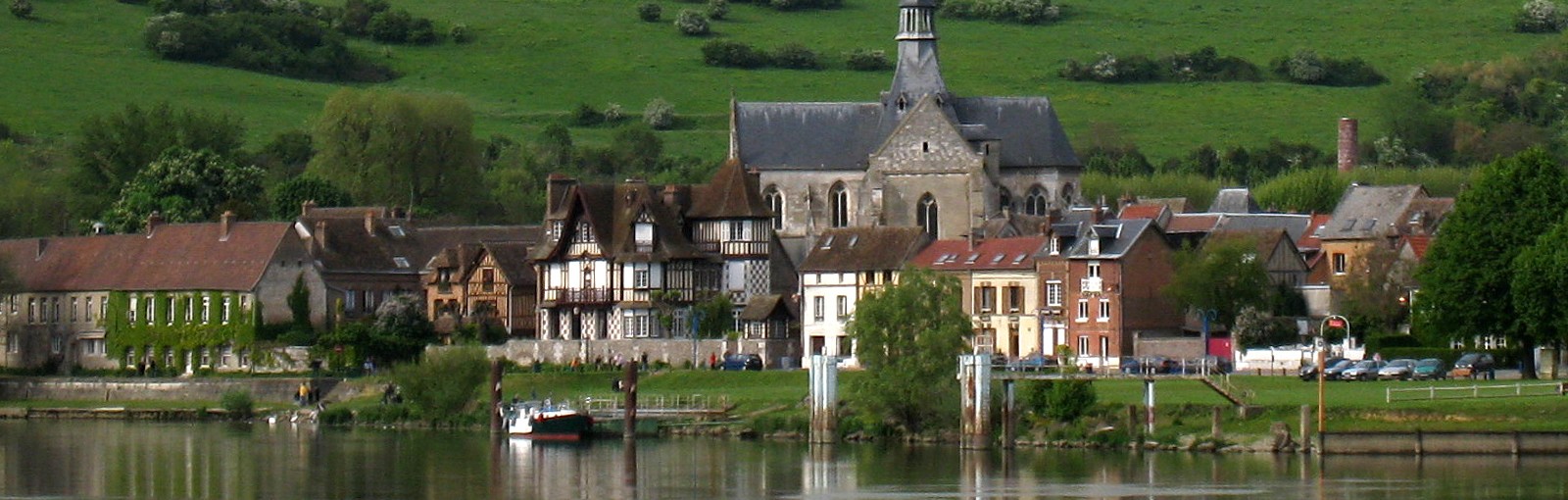 Ville au long de la Seine